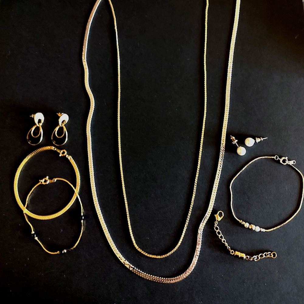 GOLD & SILVER TONE NECKLACES, BRACLETS, AND EARRINGS